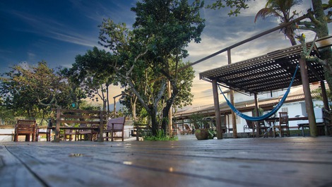 Casa a beira mar com piscina 5 suítes