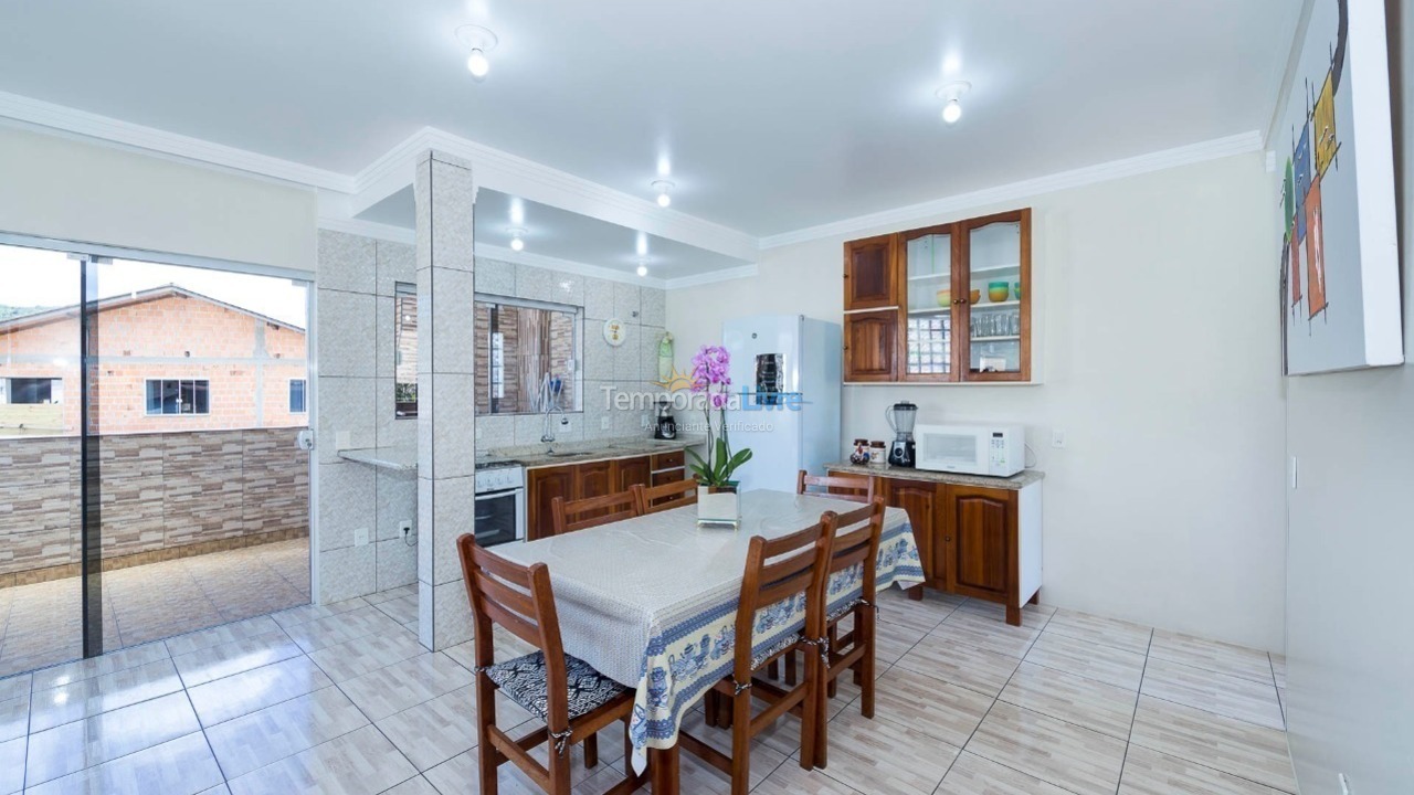 Apartamento para aluguel de temporada em Bombinhas (Praia de Zimbros)