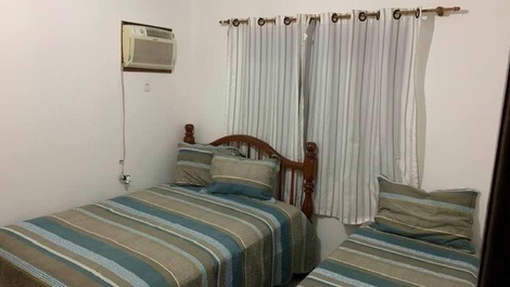 Quarto com cama casal e solteiro