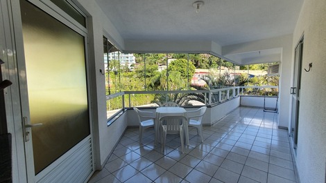 Spacious 3-bedroom apartment on Bombinhas Beach.