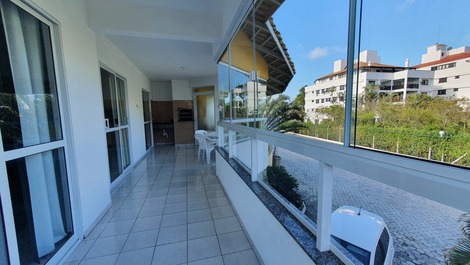 Spacious 3-bedroom apartment on Bombinhas Beach.