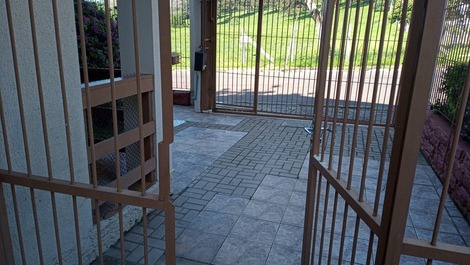 Acesso das escadas a garagem coberta