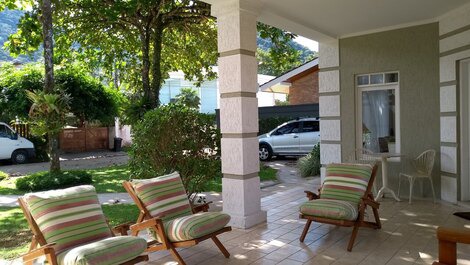 Frente esquerda da casa