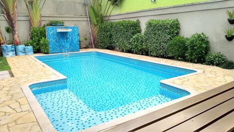 Casa piscina ar cond 80 M da praia 5 banheiros condomínio Pedra Verde