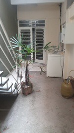 Lavanderia com máquina de lavar roupas e tanque