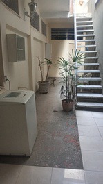 Lavanderia, amplo corredor e escada de acesso