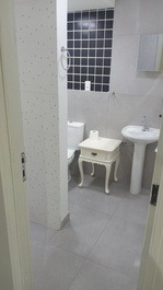 Vista da entrada do banheiro