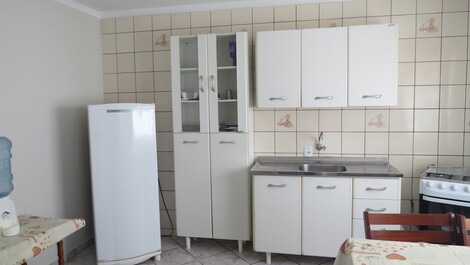 Cozinha, equipada com itens básicos