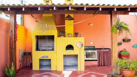 Área gourmet. é daqui que saem os gostosos churrascos, os peixes na brasa, as moquecas e as pizzas.