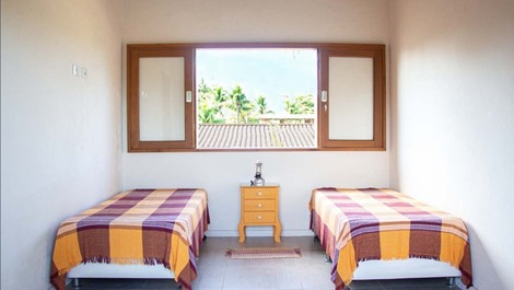 Quartos amplos e camas box que podem ser juntadas ou não.