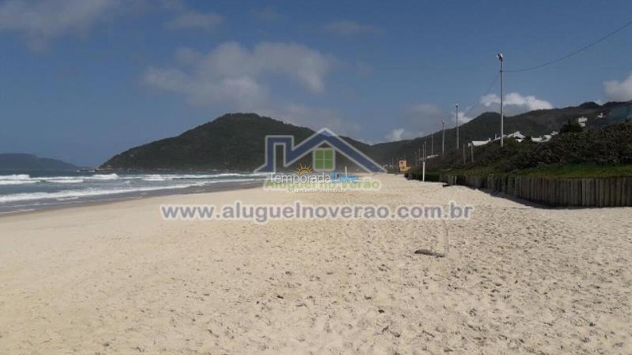 Apartamento para aluguel de temporada em Florianópolis (Praia Brava)