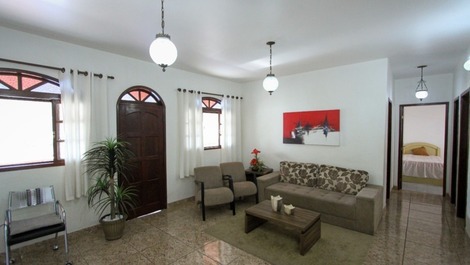 Ampla sala de estar.