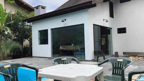 Linda casa para até 10 pessoas a 350m do mar na Praia da Ferrugem