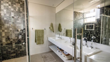 High Standard Rental - Foot in the sand at Juquehy beach