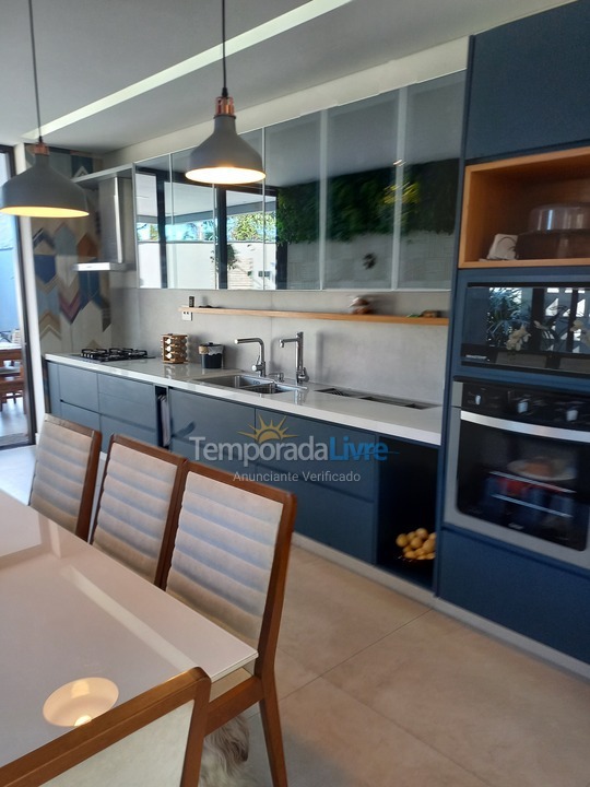 Casa para aluguel de temporada em Caraguatatuba (Poiares)