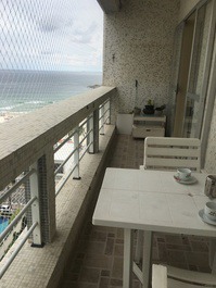 Varanda com mesinha e cadeiras