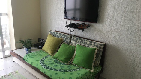 Sala com varanda e tv a cabo