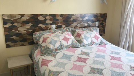 Quarto de casal com cama box e vista para o mar