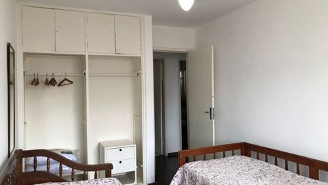 Armário do quarto 2 com cabides e travesseiros