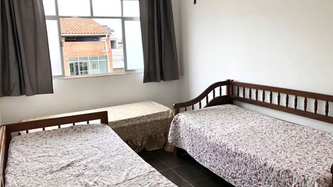 Quarto 2   com armário , ventilador de teto e cortina com blackout.