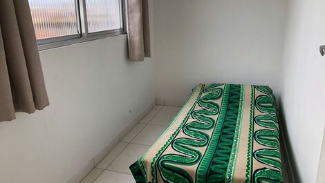 Quarto 4 com ventilador de teto e cortina