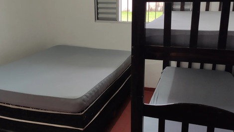 Quarto casa principal,cama de casal e beliche.