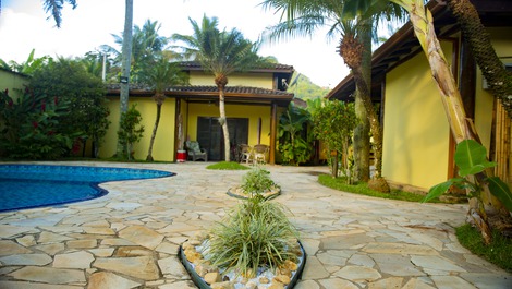 Vista lateral da piscina.