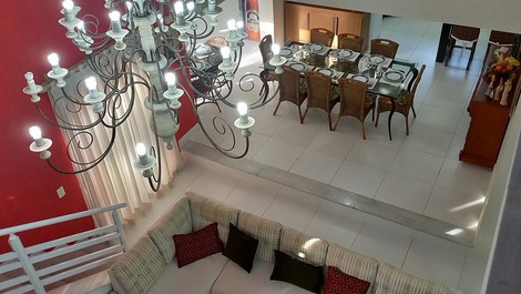 Vista do piso superior para a sala de jantar