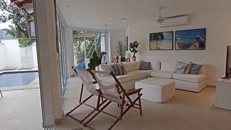 Sala de estar e varanda 