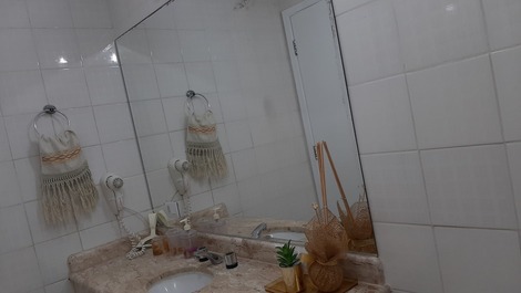 Com secador de cabelos