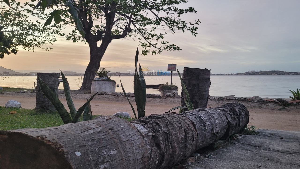 Casa para alquiler de vacaciones em São Pedro da Aldeia (Conrado G Malta 17 Em Frente A Lagoa Casa Vermelha Esquina)