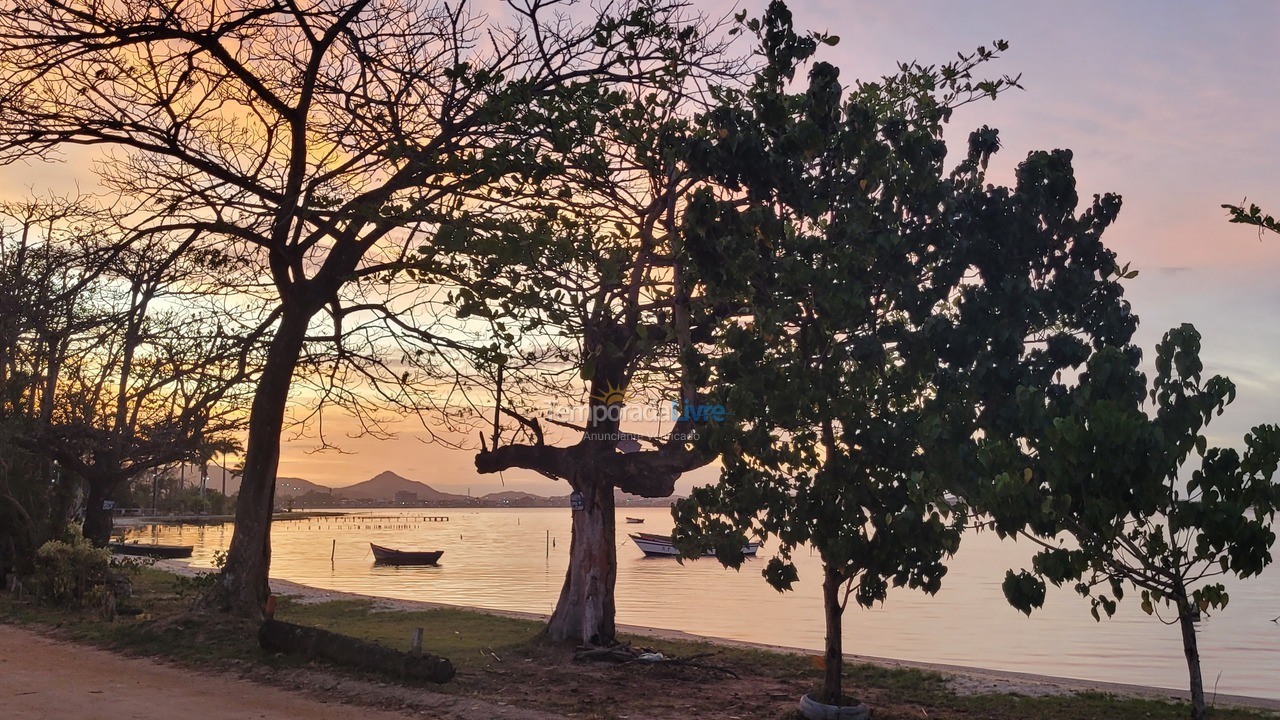 Casa para alquiler de vacaciones em São Pedro da Aldeia (Conrado G Malta 17 Em Frente A Lagoa Casa Vermelha Esquina)