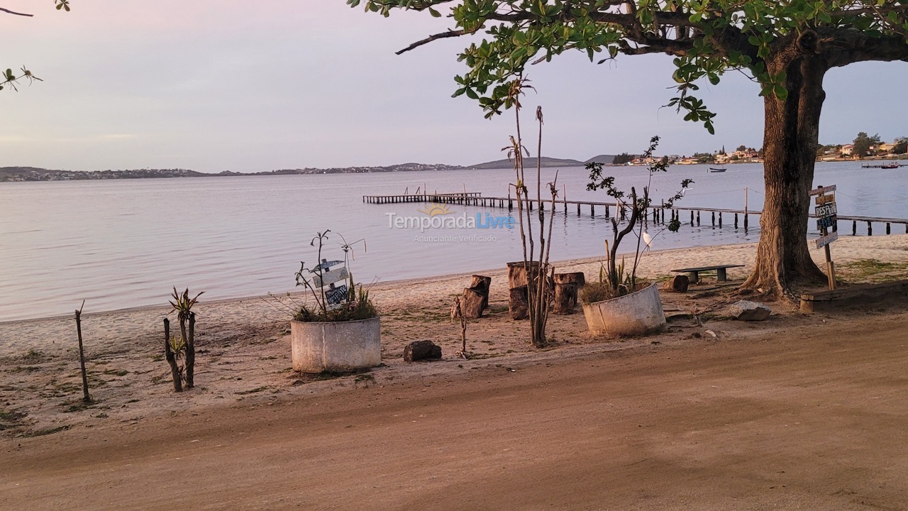 Casa para alquiler de vacaciones em São Pedro da Aldeia (Conrado G Malta 17 Em Frente A Lagoa Casa Vermelha Esquina)