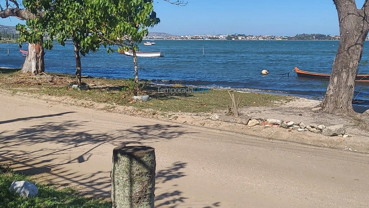 Casa para alquiler de vacaciones em São Pedro da Aldeia (Conrado G Malta 17 Em Frente A Lagoa Casa Vermelha Esquina)