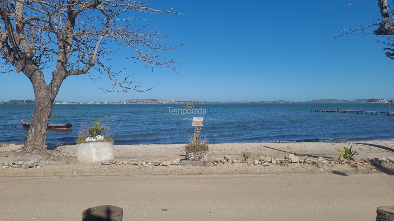 Casa para alquiler de vacaciones em São Pedro da Aldeia (Conrado G Malta 17 Em Frente A Lagoa Casa Vermelha Esquina)