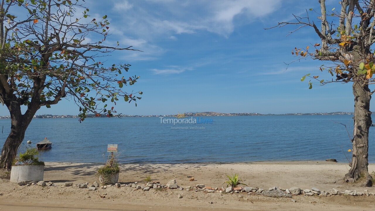 Casa para alquiler de vacaciones em São Pedro da Aldeia (Conrado G Malta 17 Em Frente A Lagoa Casa Vermelha Esquina)