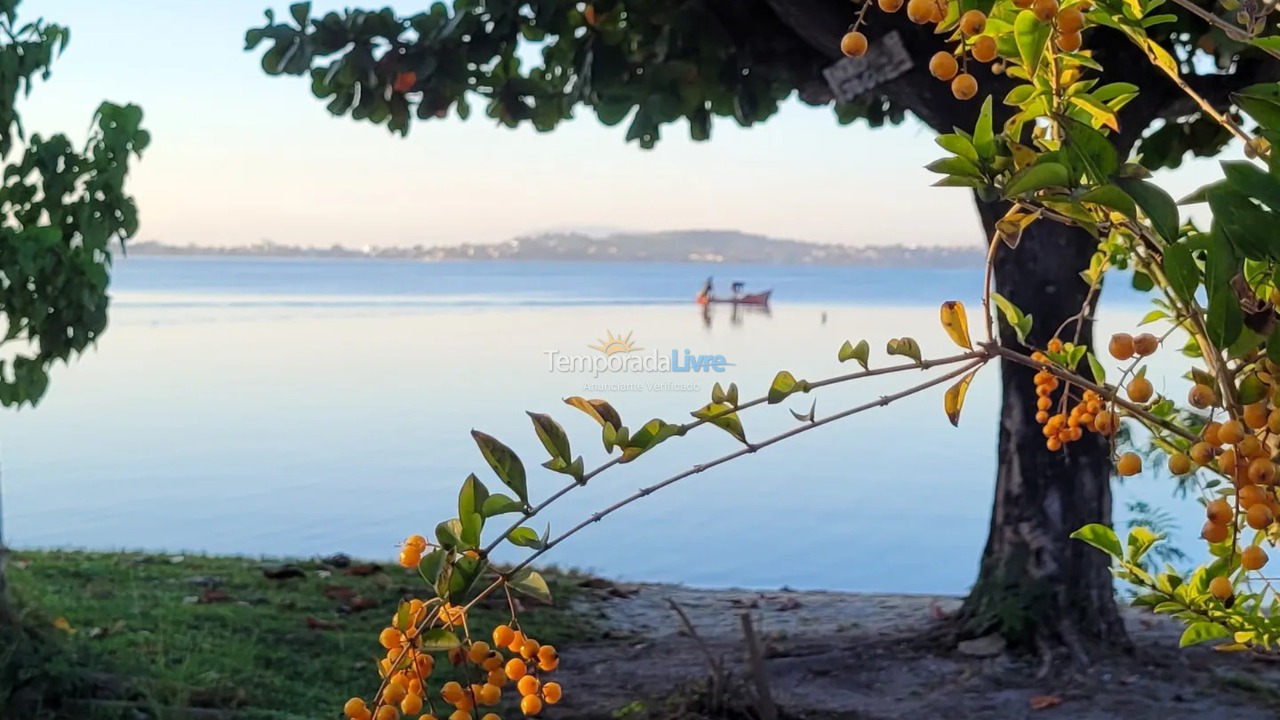 Casa para alquiler de vacaciones em São Pedro da Aldeia (Conrado G Malta 17 Em Frente A Lagoa Casa Vermelha Esquina)