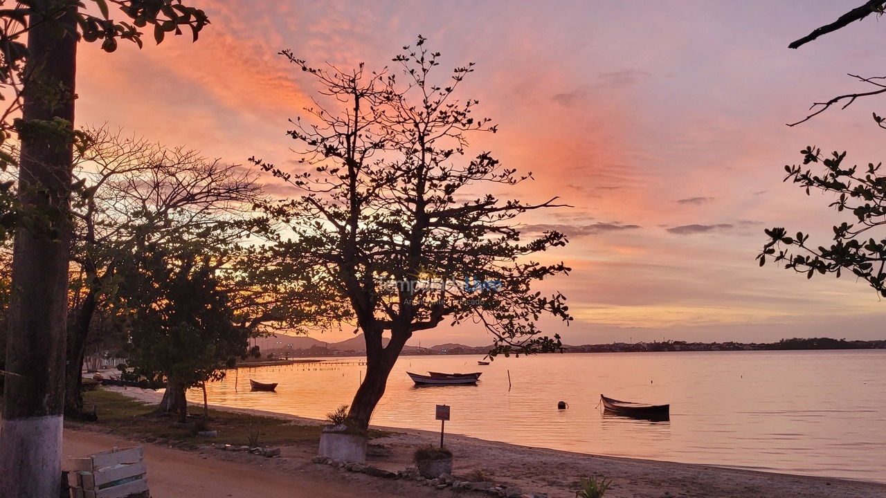 Casa para alquiler de vacaciones em São Pedro da Aldeia (Conrado G Malta 17 Em Frente A Lagoa Casa Vermelha Esquina)