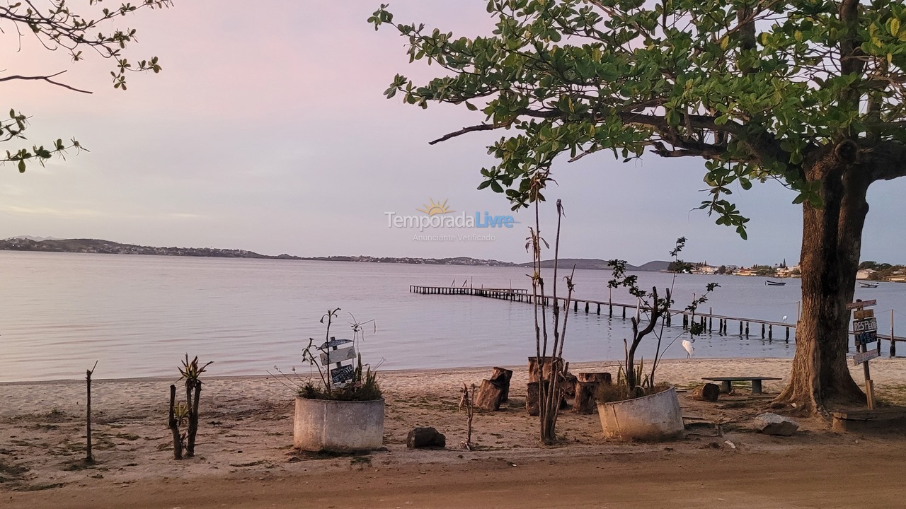 Casa para alquiler de vacaciones em São Pedro da Aldeia (Conrado G Malta 17 Em Frente A Lagoa Casa Vermelha Esquina)