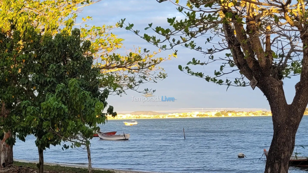 Casa para alquiler de vacaciones em São Pedro da Aldeia (Conrado G Malta 17 Em Frente A Lagoa Casa Vermelha Esquina)