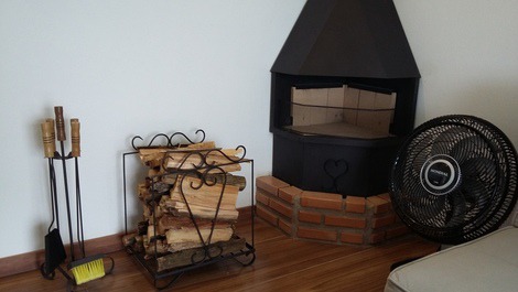 Lareira, ventilador e lenha