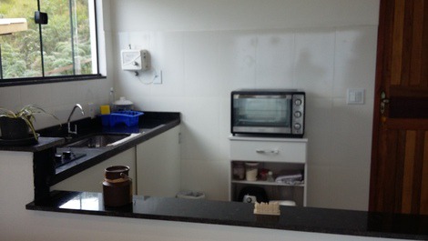 Cozinha completa com cooktop, cafeteira, forno grde elétrico, microondas, geladeira , talheres e mai