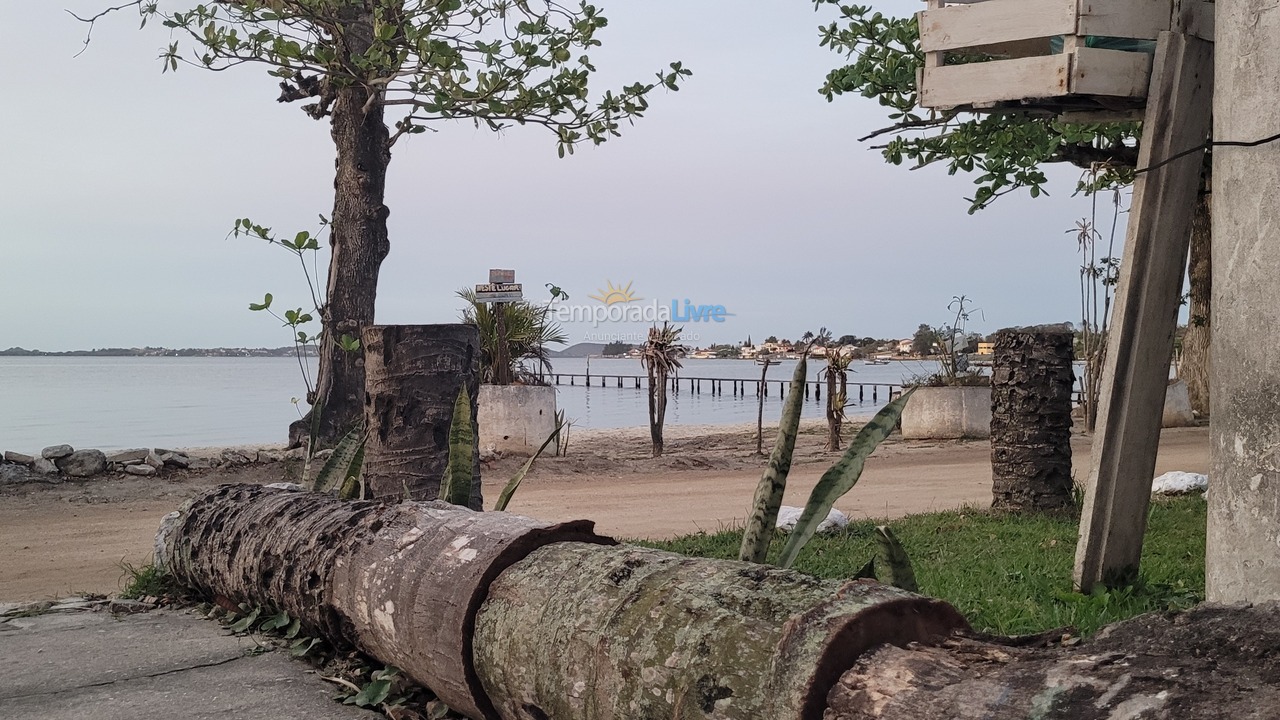 Casa para alquiler de vacaciones em São Pedro da Aldeia (Conrado G Malta 17 Em Frente A Lagoa Casa Vermelha Esquina)