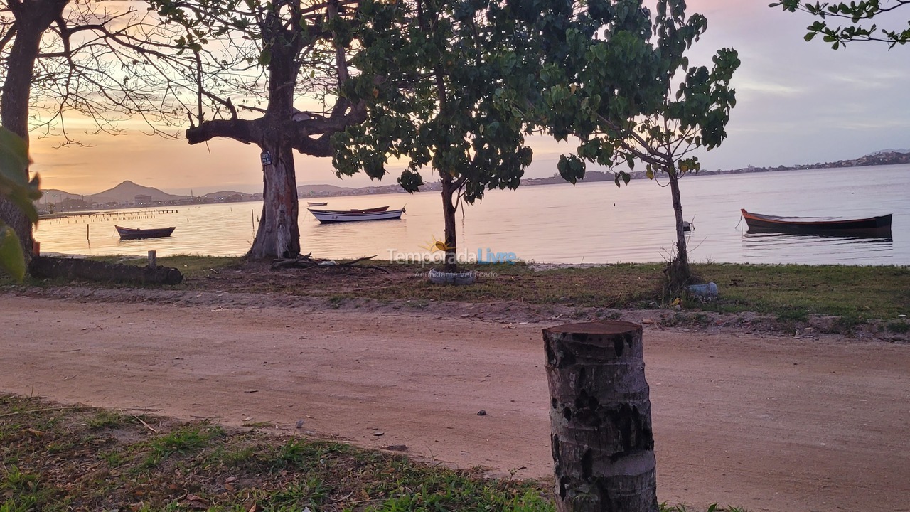 Casa para alquiler de vacaciones em São Pedro da Aldeia (Conrado G Malta 17 Em Frente A Lagoa Casa Vermelha Esquina)