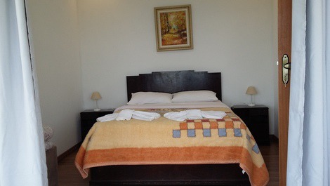 Cama do quarto em frente a hidro