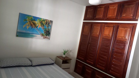 Quarto com uma cama de casal