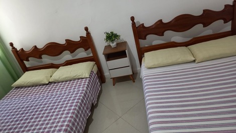 Quarto com 2 camas de casal e quarda roupa