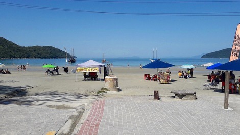 Rua com saída à praia.