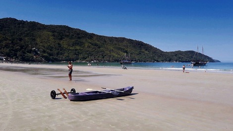 Chalé p/casal com ar condicionado e WI-FI, a 80m da praia da Enseada.