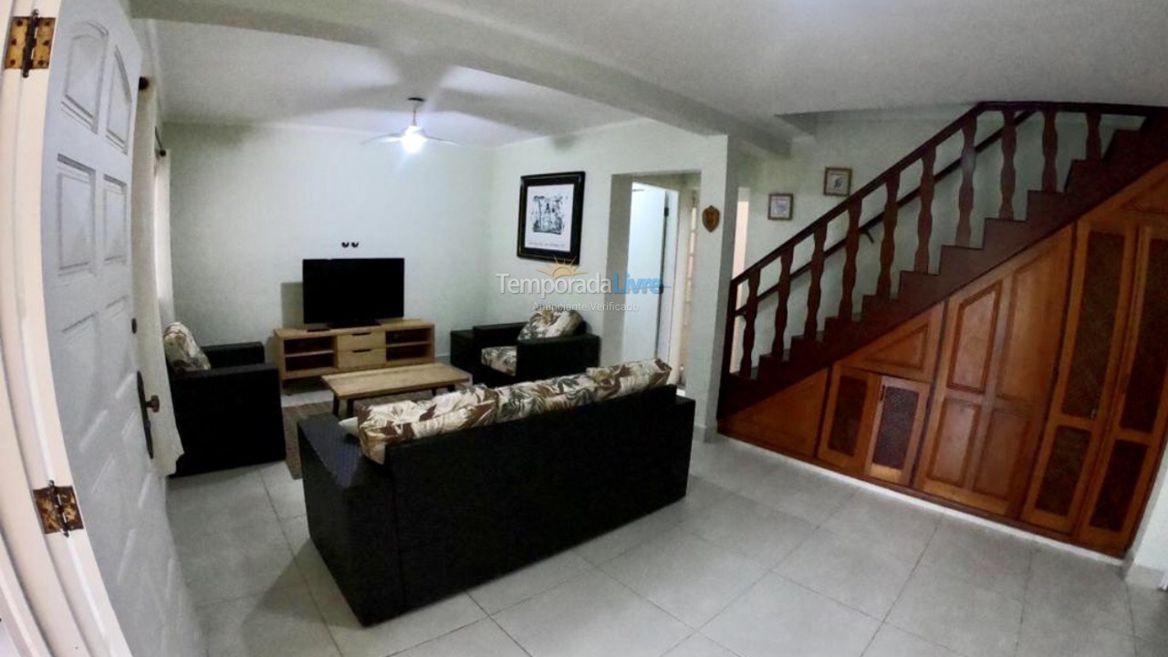 Casa para aluguel de temporada em Ubatuba (Praia das Toninhas)